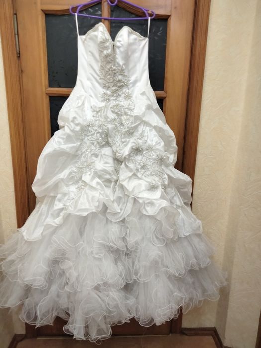 Продам весільну сукню р.44