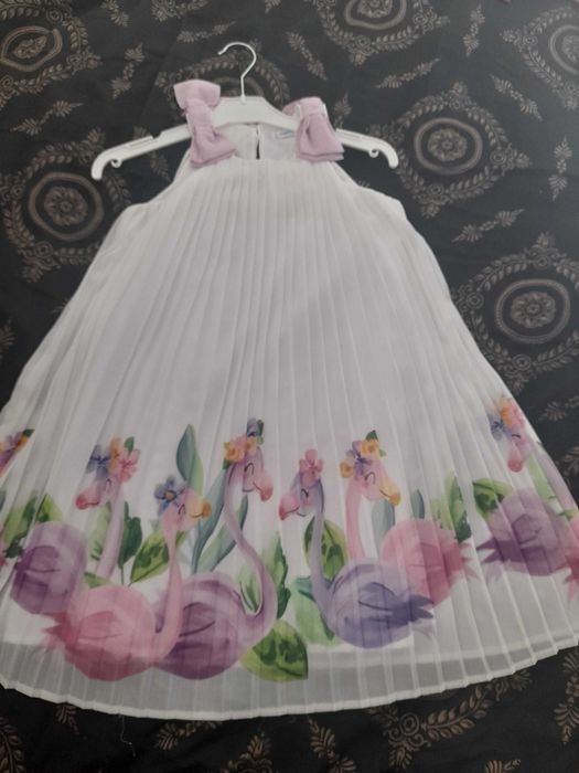 Vestido fresco de pregas