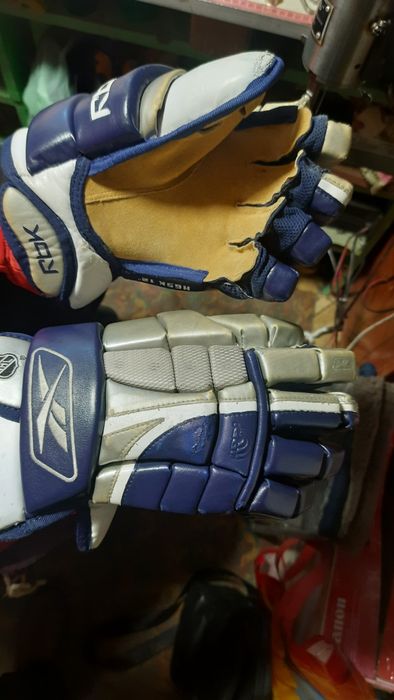 Хоккейные перчатки после реставрации