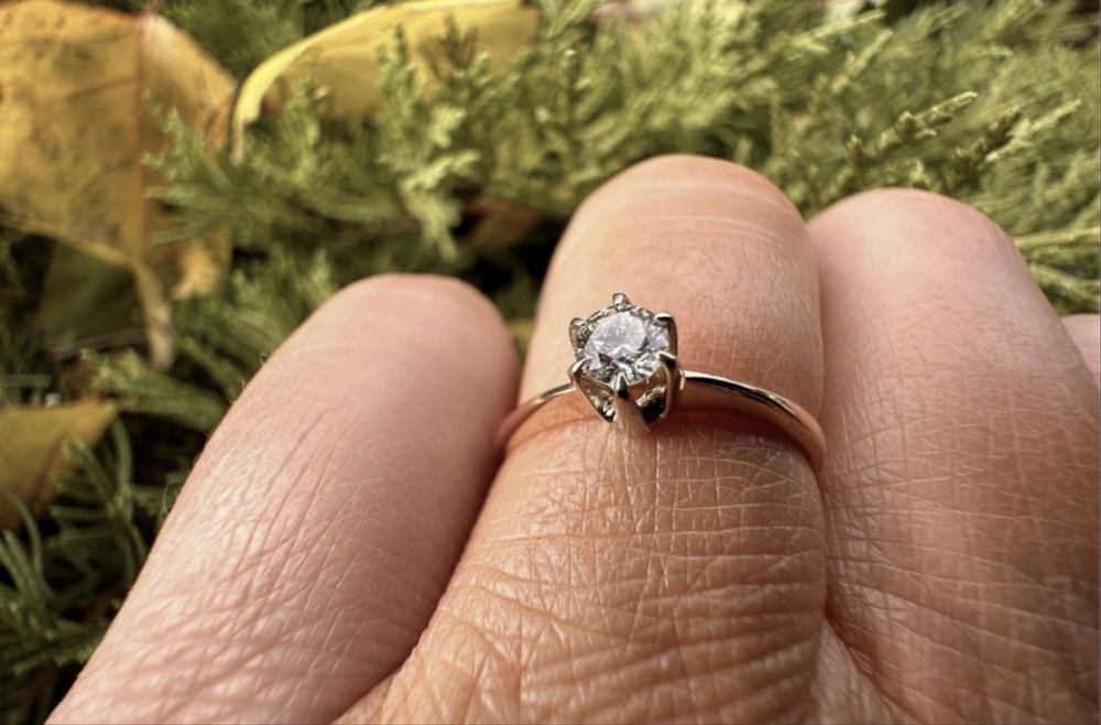 Золота каблучка,кольцо с бриллиантом,3,8 мм(0,21 ct.) 5/4, 17,8 розмір