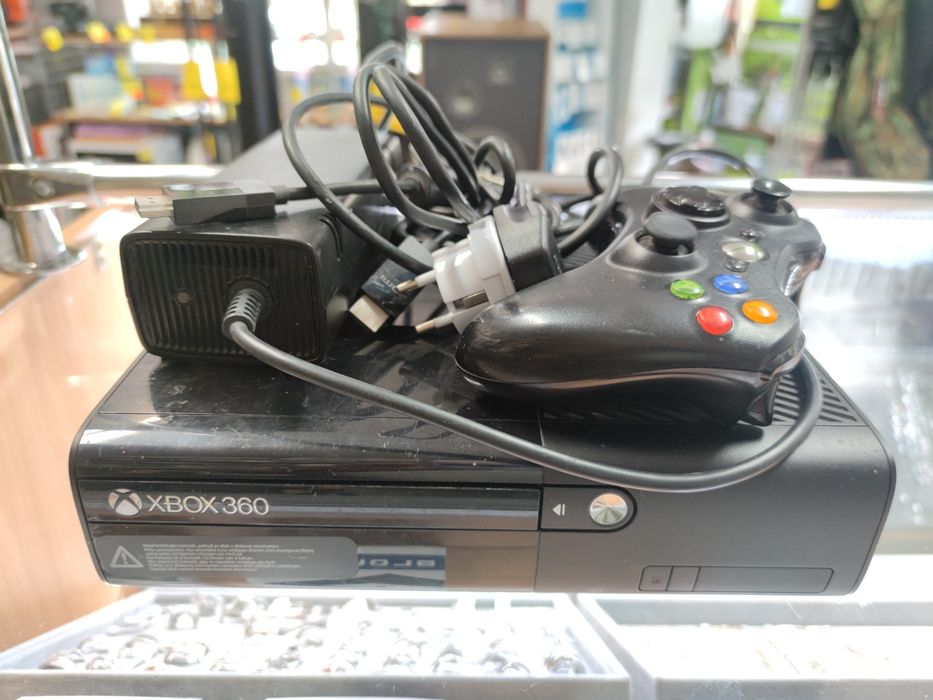 Konsola Xbox 360 E 250 GB + pad + oryginalny zasilacz – w pełni sprawna | komis Madej Tarnów