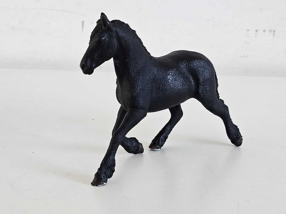 Schleich figurka Koń Fryzyjski Ogier