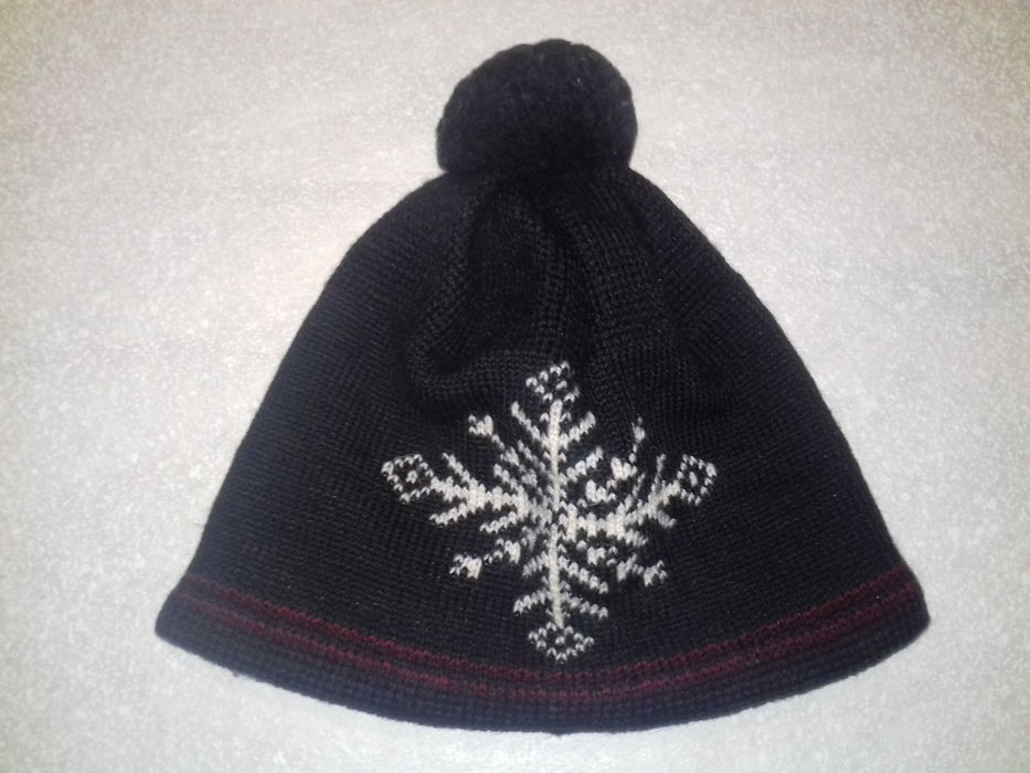 Зимова шапка з бубоном