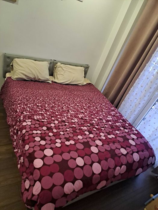 Cama com colchão e sobre colchão.