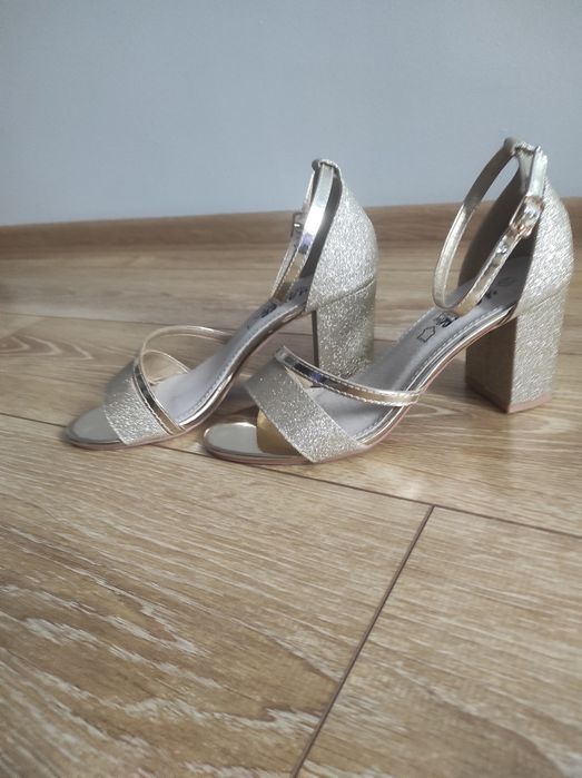 Sprzedam złote sandałki na obcasie