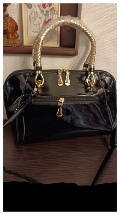 продам  черную, лаковую сумку