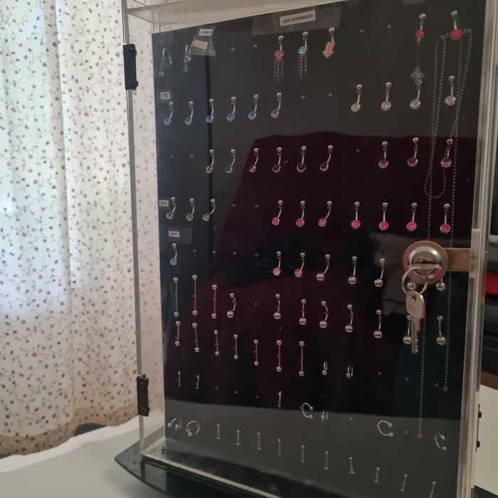 Expositor + 200 piercings