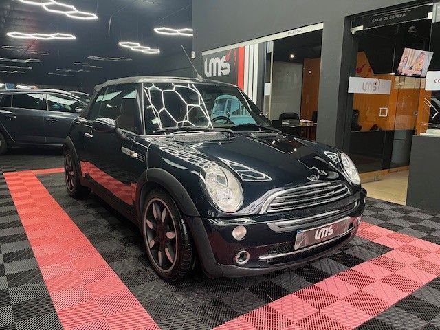 MINI Cabrio One Sidewalk