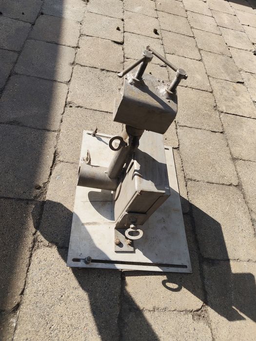 Solidny stojak / Przyrząd warsztatowy DIY – prowadnica, docisk, stal