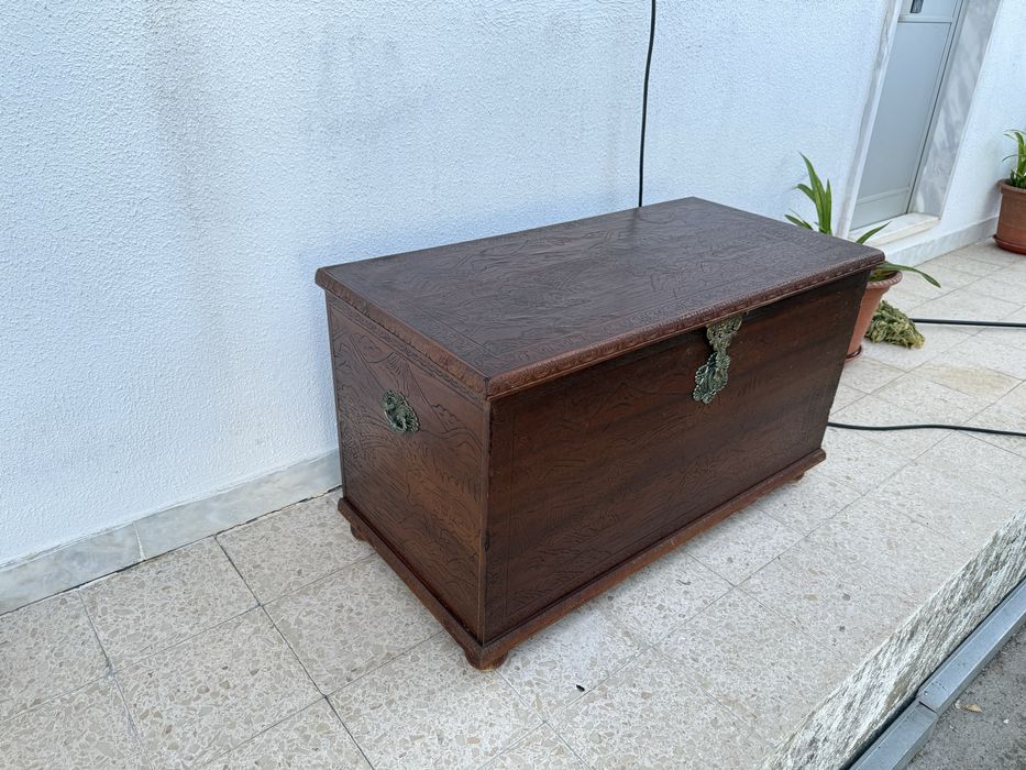 Bau / arca de madeira decorada