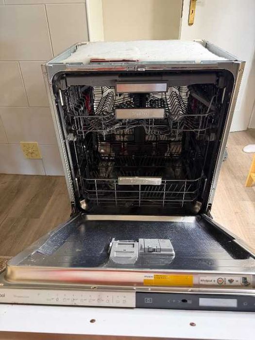 Máquina de lavar loiça Whirlpool PowerClean de encastre