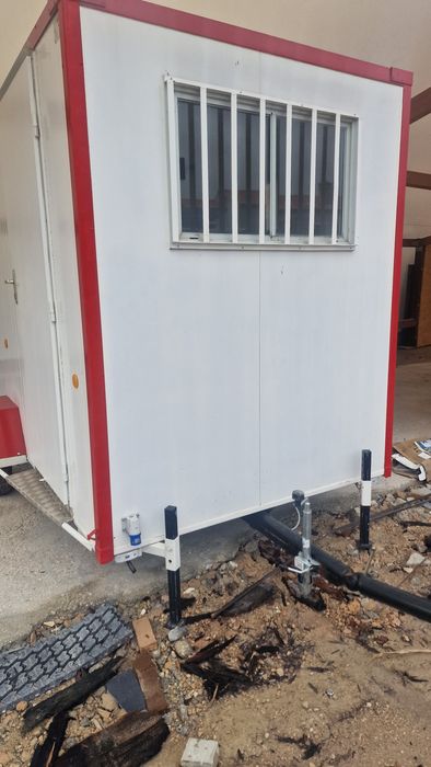 Contentor reboque atrelado cosinha e WC