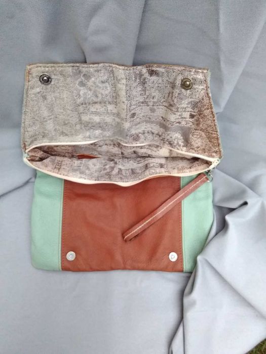 Torebka haftowana na skórze