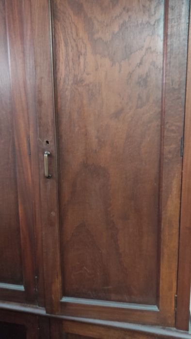 Armário antigo em madeira