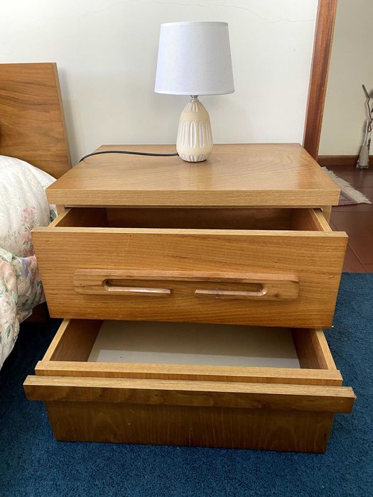 Conjunto cama + mesinhas de cabeceira + móvel de arrumação