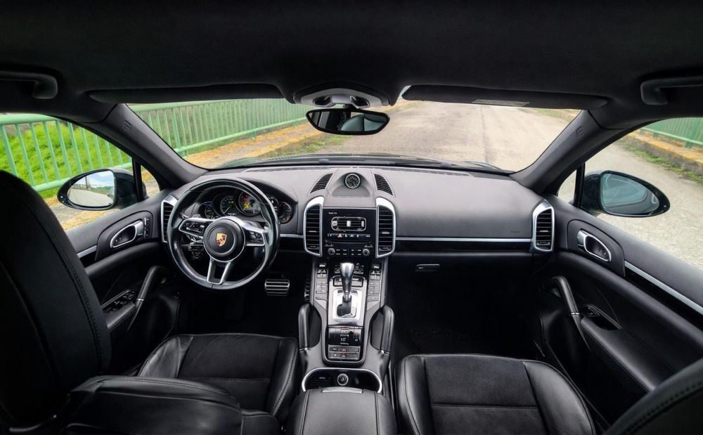 Porsche Cayenne E-Hybrid - 416 cv - SUV de luxo