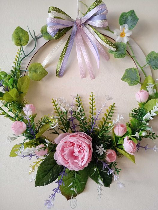 Różowy wianek 33 cm. Zawieszka wiosenna stroik do okna na ścianę cudo