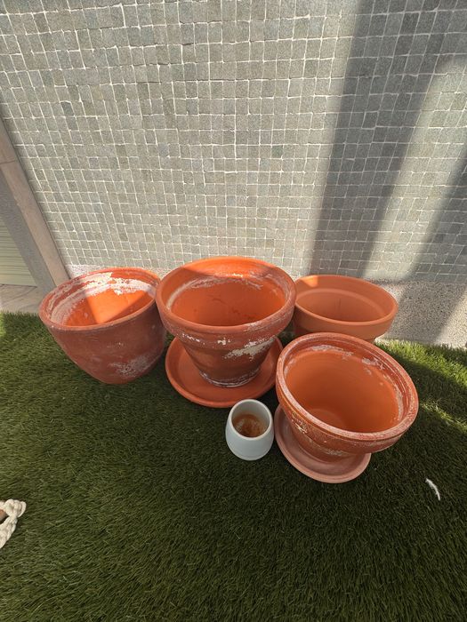 Conjunto jardim/varanda: suporte macramé + 5 vasos + relva sintética 8-10 m | Garden/balcony bundle: macramé plant hanger + 5 pots + artificial grass