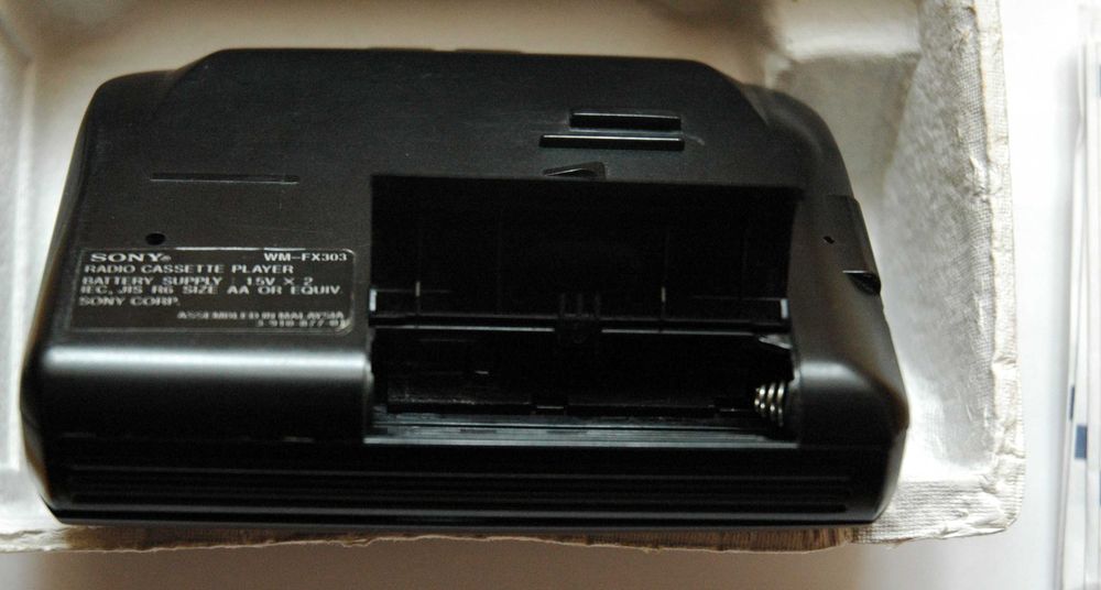 Касетний плеєр Sony Walkman WM-FX303 (неробочий, під реставрацію)