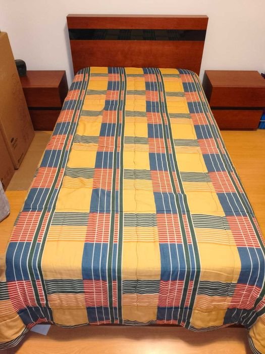 Cama individual elevatória, com arrumação, com colchão e mesa de cabeceira, em cerejeira