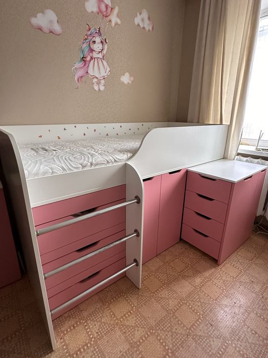 Дитяче ліжко горище зі столом і матрасом