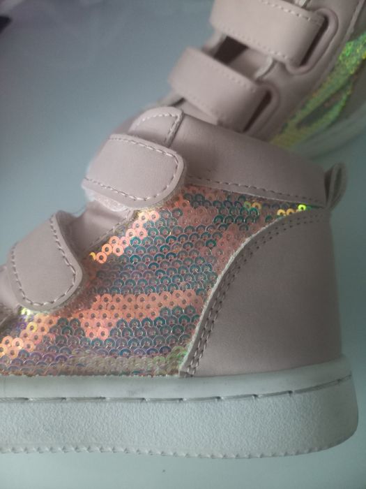 Дитяче зручне взуття для дівчинки.