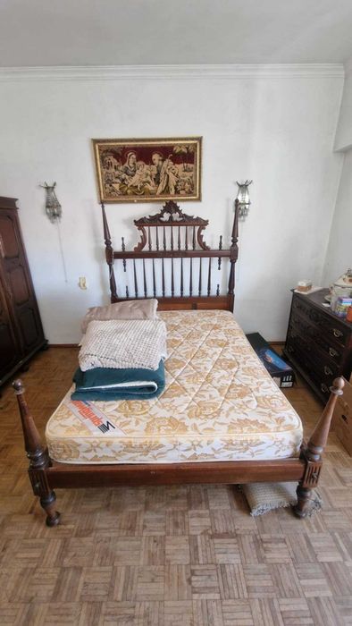 Cama antiga em madeira maciça- estilo clássico/vintage + cómoda