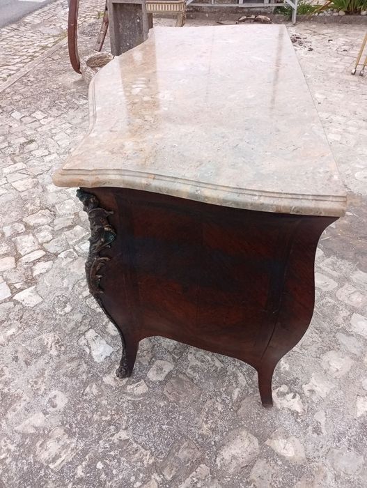 Cómoda em Pau Santo e Sequoia Vermelha