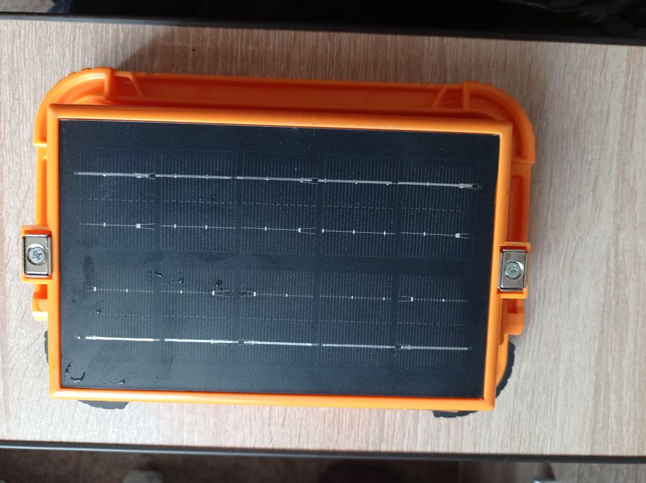 Продам прожектор з вбудованим аккумулятор на сонячних панелях