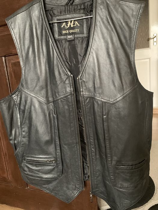 Стильна чорна жилетка зі шкіри