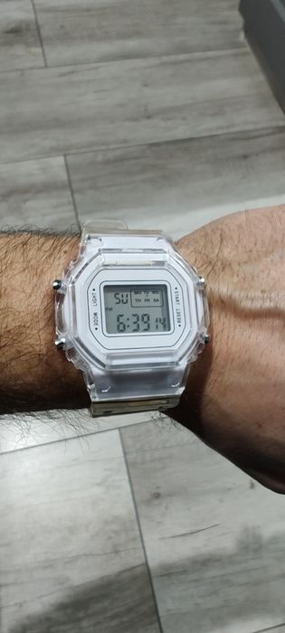 Nowy biały  zegarek retro vintage z zmieniającym podświetleniem.