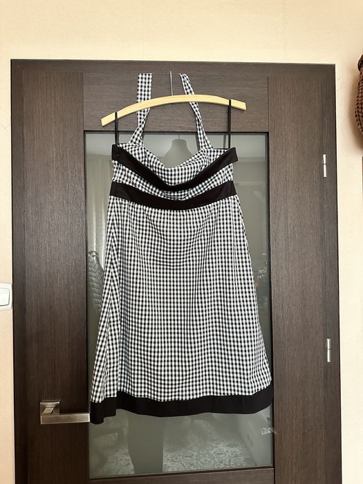 Sukienka w czarno biała kratę