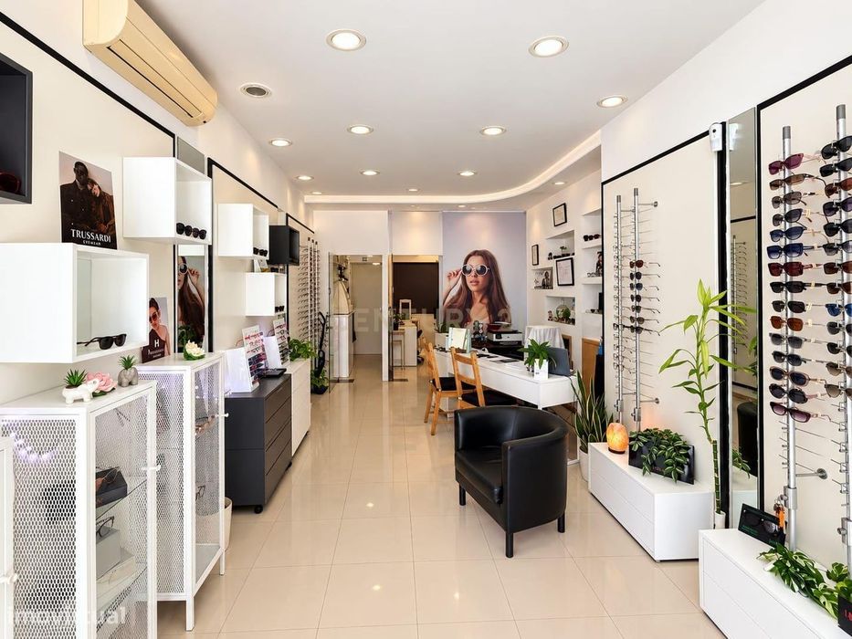 Loja Renovada com Excelente Localização no Laranjeiro