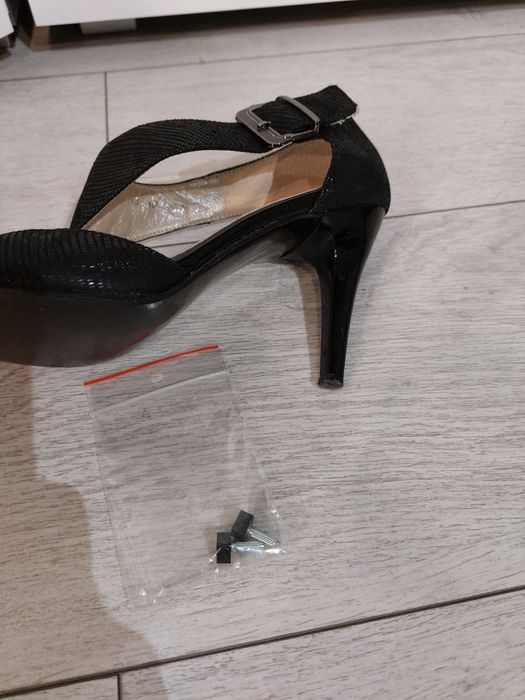 Błyszczące buty Anis na obcasie