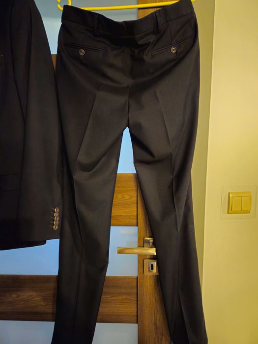 Granatowy Garnitur, Konik