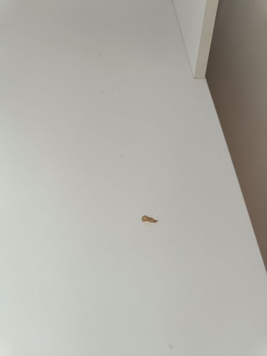 Biurko białe na nóżkach