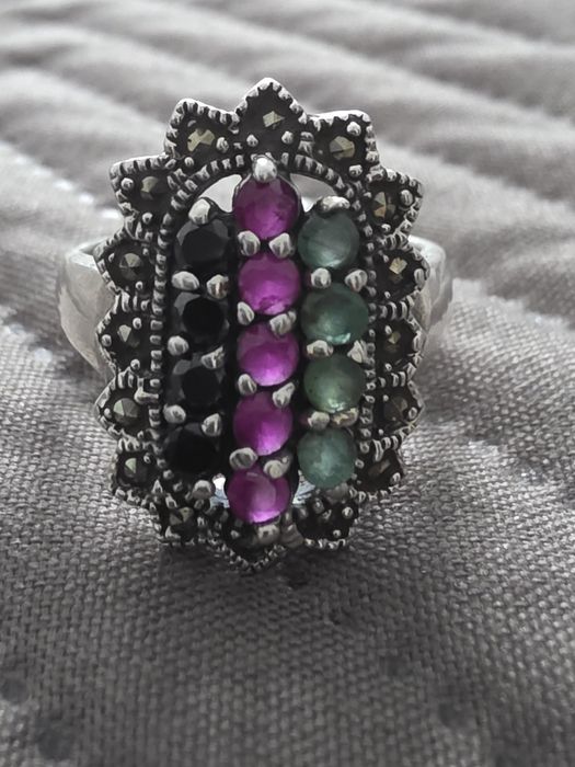 Srebrny pierścionek rubiny szmaragdy szafiry