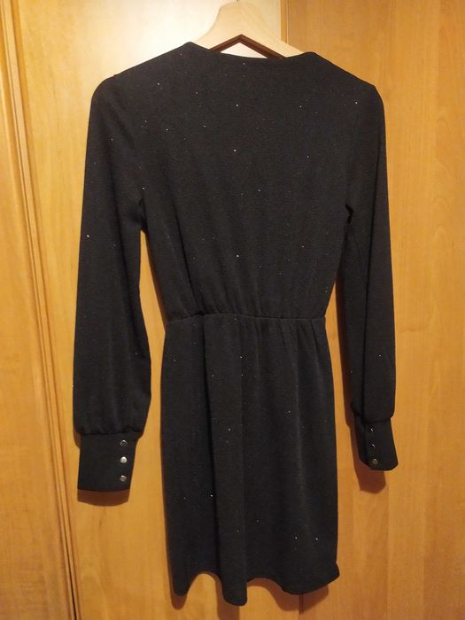 Czarna elegancka połyskująca w świetle sukienka Mohito XS