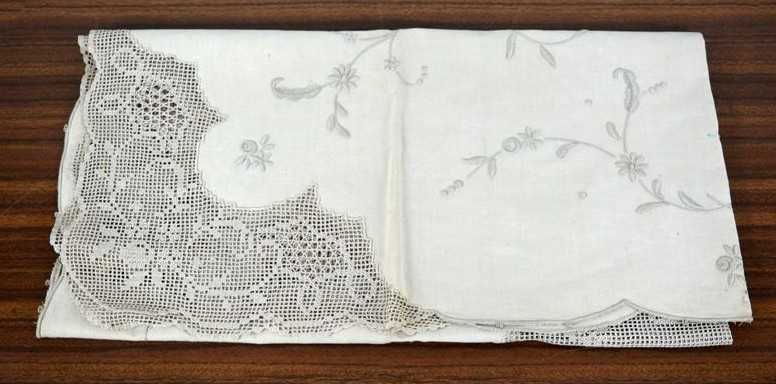 Toalha de mesa com bordados