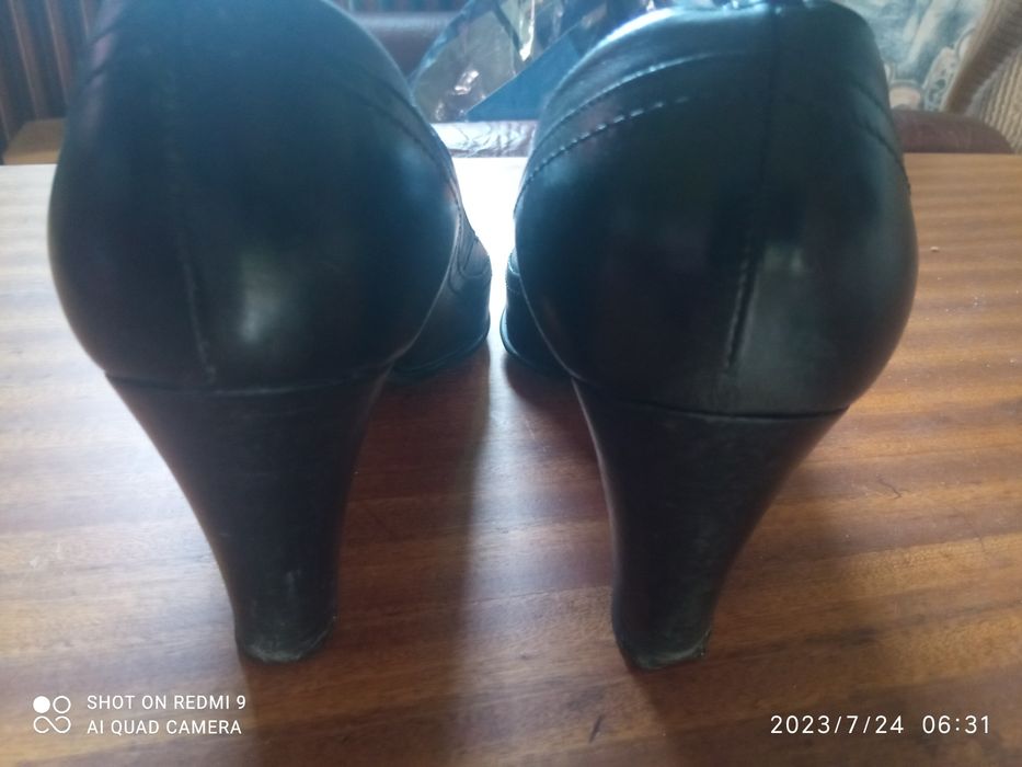 Buty damskie na obcasie marki G, and R rozmiar 40