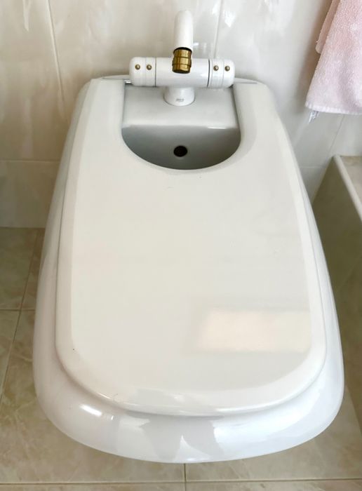 Bidé branco com tampa
