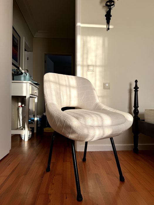 Cadeira de tecido branco com relevo