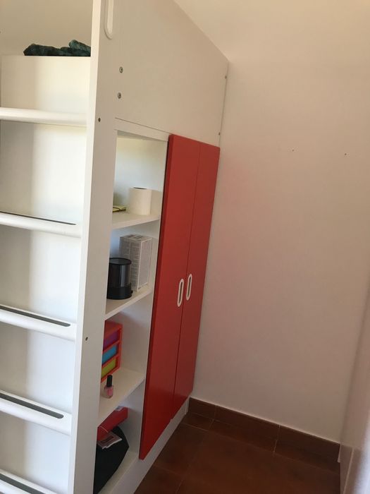 Cama junto com secretaria gavetero e armario