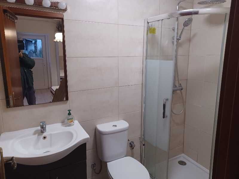 Quarto independente c/Wc para arrendar, em Almada