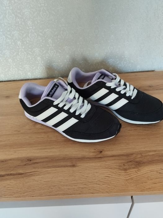 Кросівки Adidas.