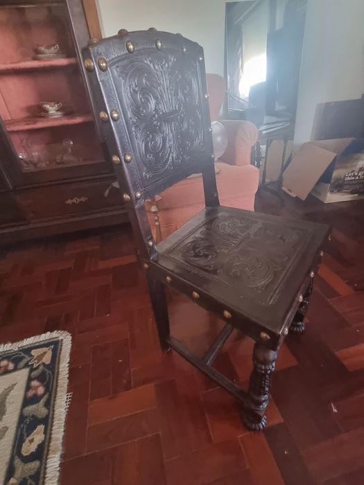 Cadeiras em couro com tachas em metal