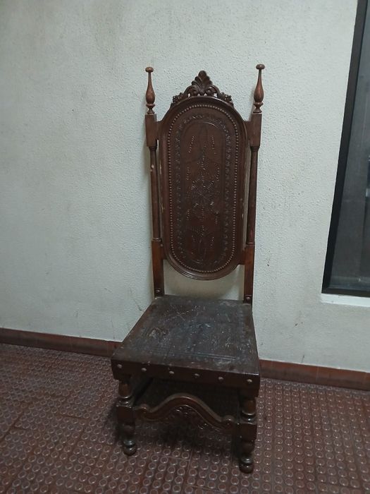 8 cadeiras em couro em bom estado