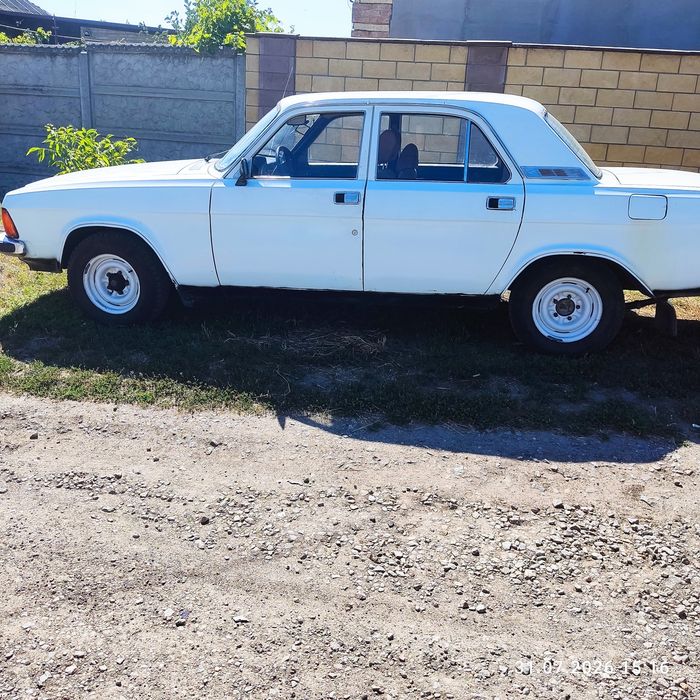 Газ 3102 Волга білого коліру