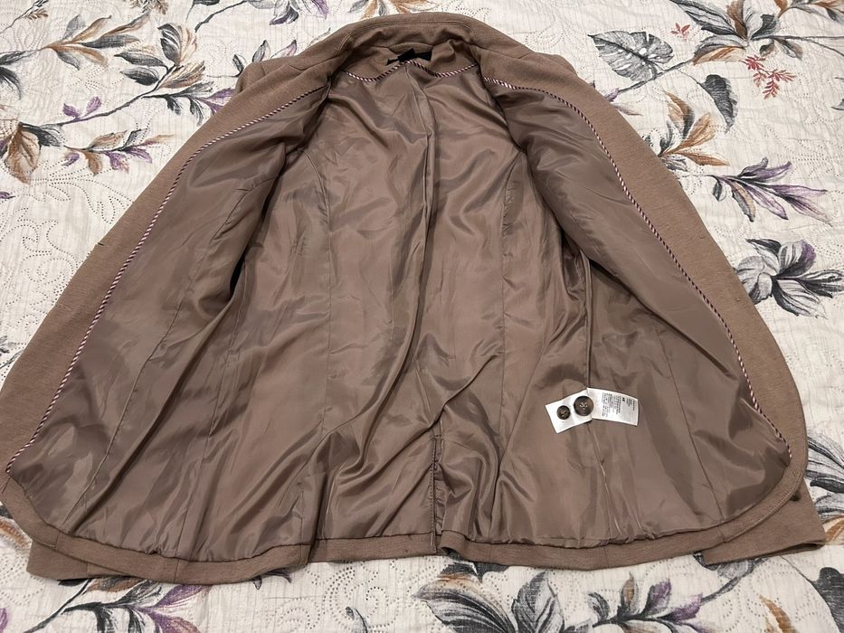Піджак трикотажний коричневий на дівчину.