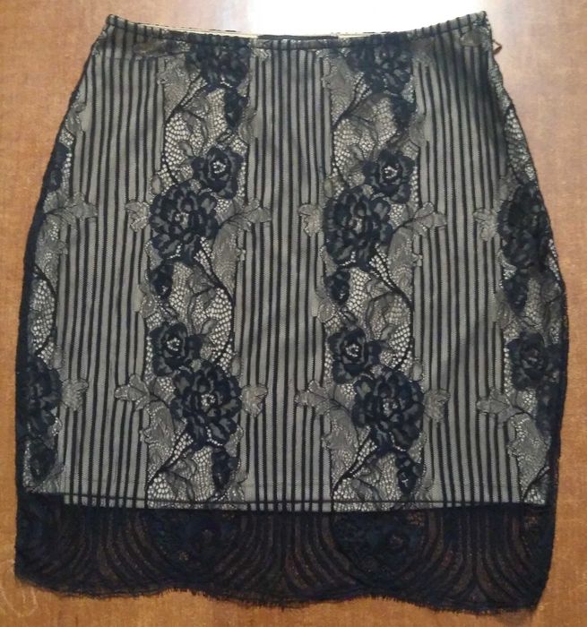 Женская юбка из кружева на подкладе с высокой талией.
